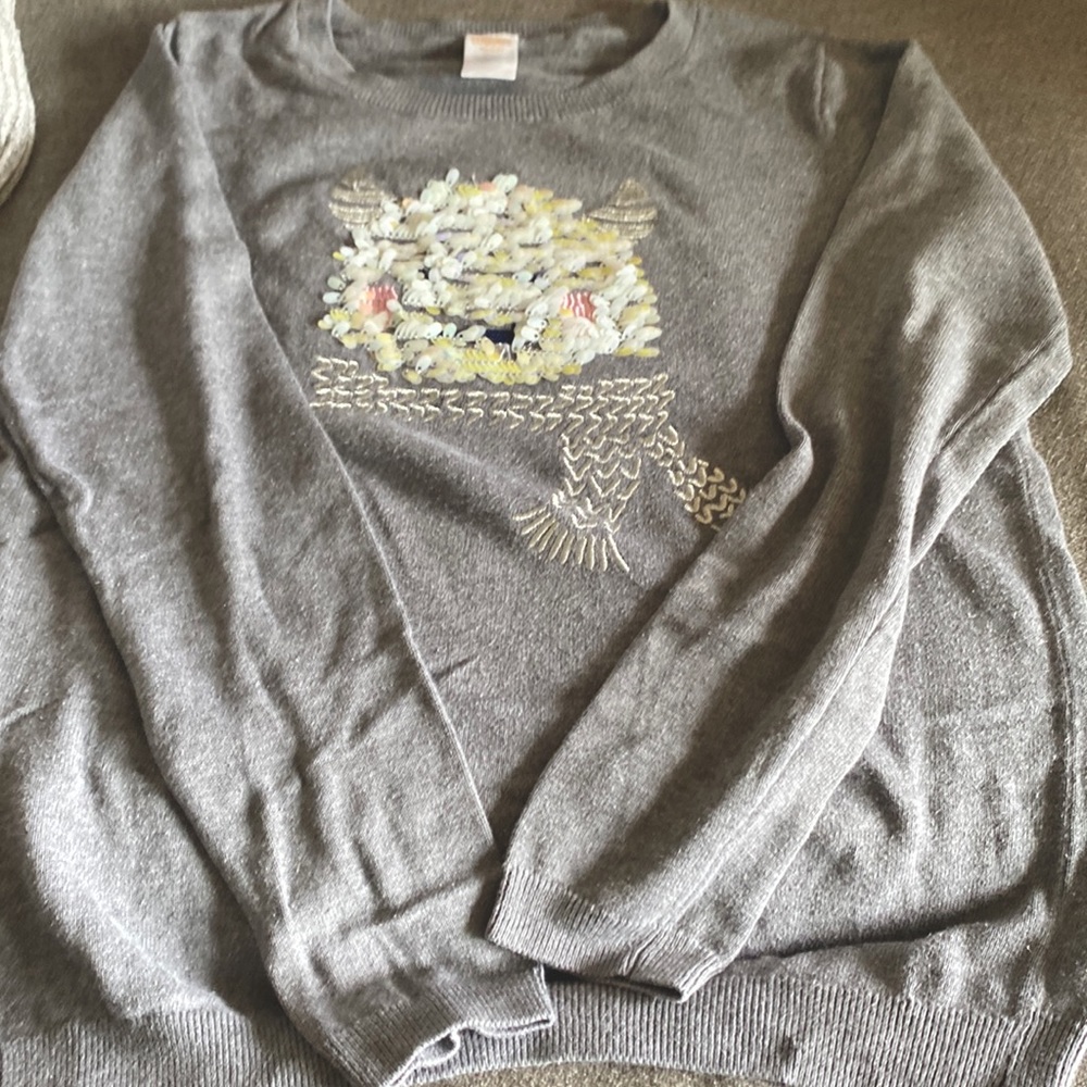 I am selling a cute yeti sweater for girls color grey